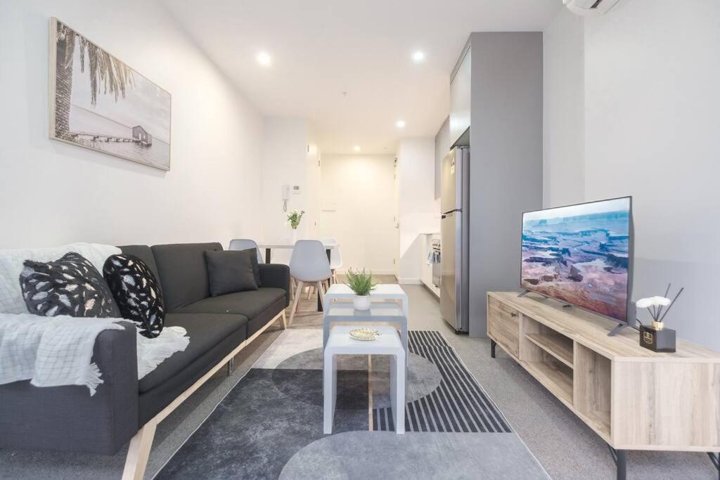 Elevated style 1BR in the heart of Mel with study — 4-Star Luxury Hotel in Melbourne, Australia