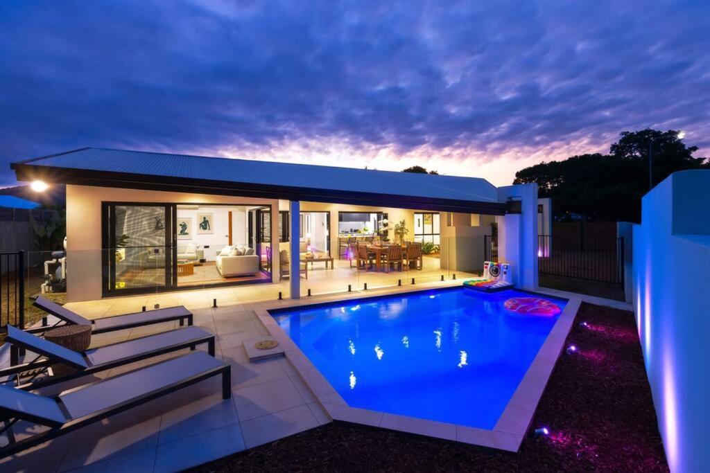 Luxury Sunny Oasis With Pool Suv Hire Near Marina — Trinity Beach