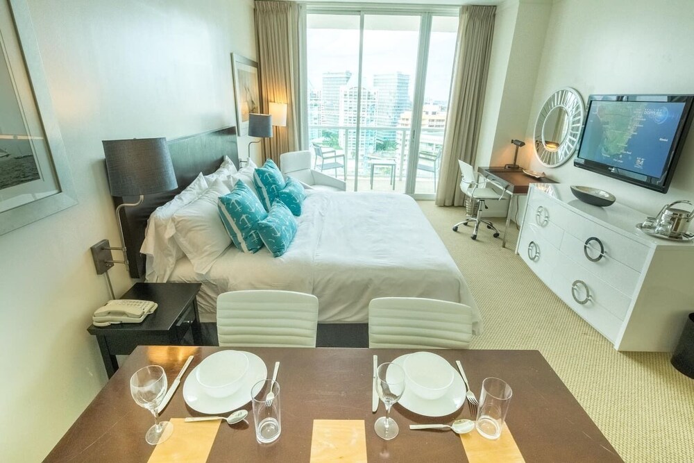 City View Balcony steps from Restaurants Peacock Park & Marina in Miami, United States