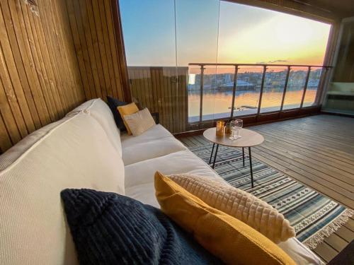 Divine Seaview Terrace — 4-Star Luxury Hotel in Sandnes, Norway
