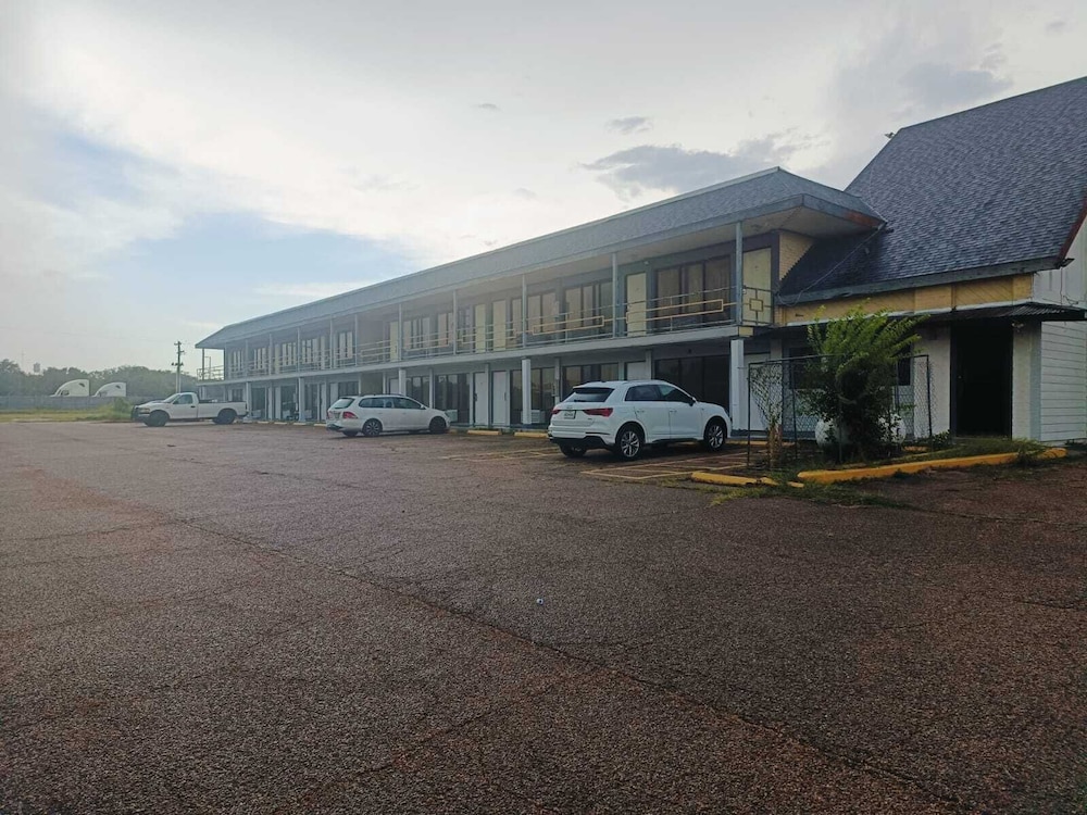 Grumpys Motor Inn Flatonia - photo 34