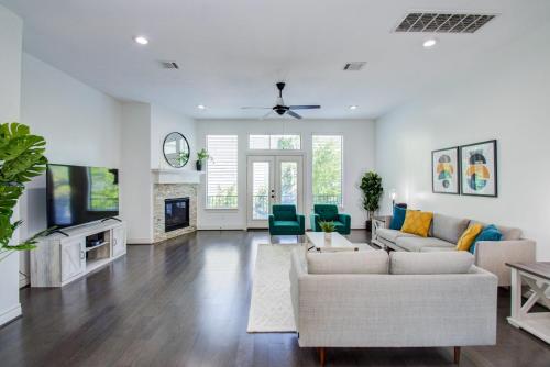 Elegant 3BR 3 5BA Holiday Home with Private Pool — 4-Star Luxury Hotel in Houston, United States