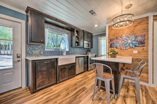 Modern Broken Bow Cabin Near Lake and Wineries — 4-Star Luxury Hotel in Broken Bow, United States