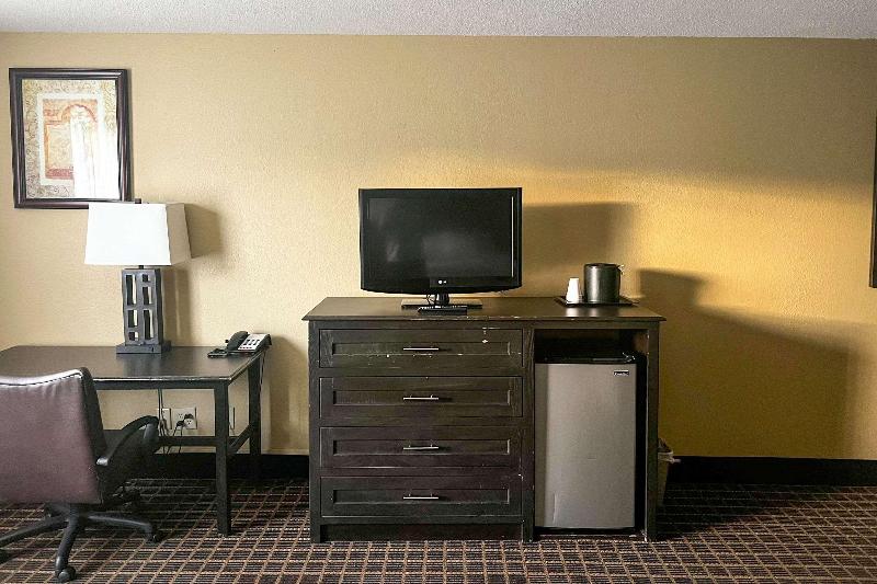Days Inn by Wyndham Muskegon - photo 40