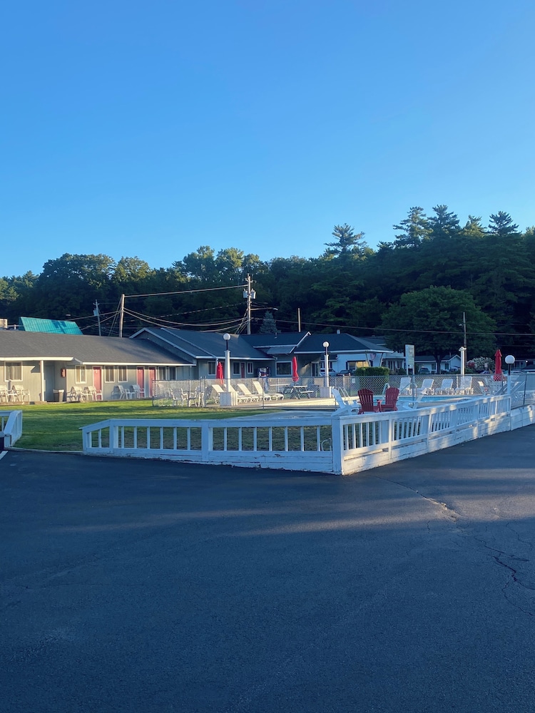 Barberry Court Motel - photo 38