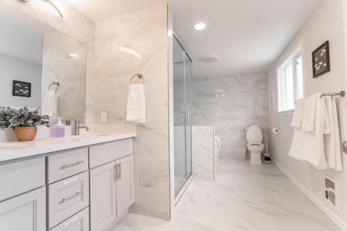 Burien's Top Unit with Spa Inspired Bathroom — hotel in Burien
