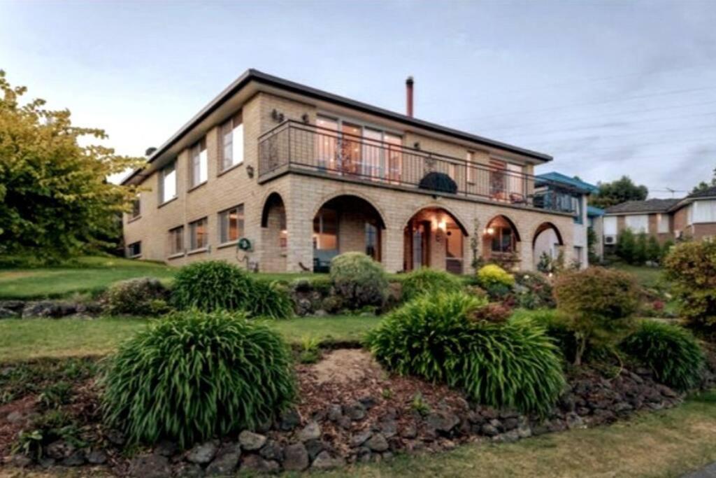 Spacious Apartment with the View of Mt. Wellington — 4-Star Luxury Hotel in Lenah Valley, Australia