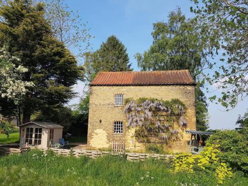 Secret Cottage in the Garden — 4-Star Luxury Hotel in Welton, United Kingdom