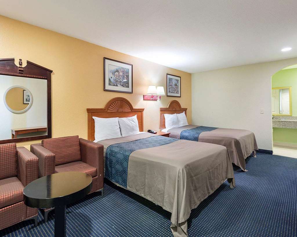 Rodeway Inn South Houston - photo 17