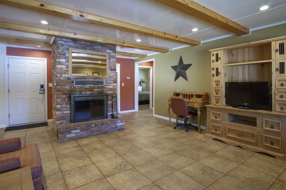 Charm Motel & Suites - photo 38