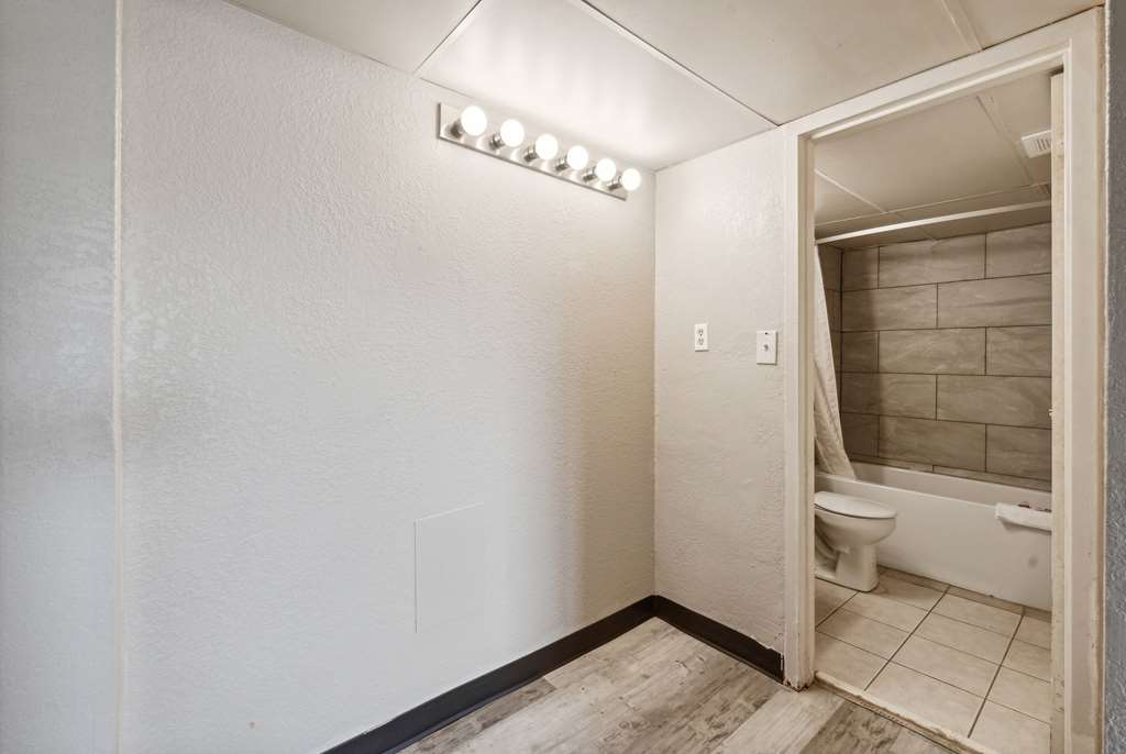 Super 8 by Wyndham Millbury Toledo - photo 34