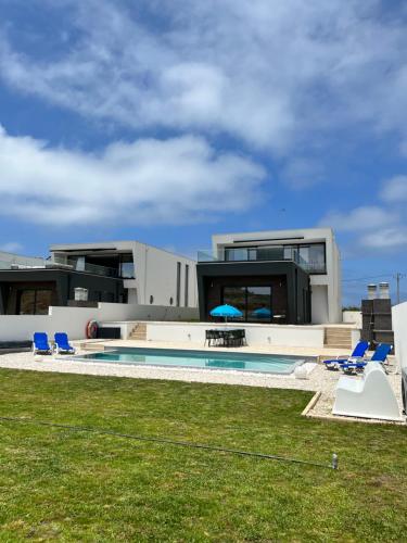 Luxury villas with heated pool & panoramic ocean & valley views — 4-Star Luxury Hotel in Sao Martinho Do Porto, Portugal