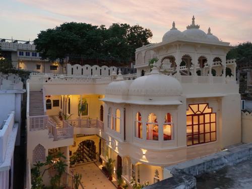 Saffronstays Rang Havelii Luxurious Premium Rajasthani Art Themed Stay With City Palace Views — Udaipur