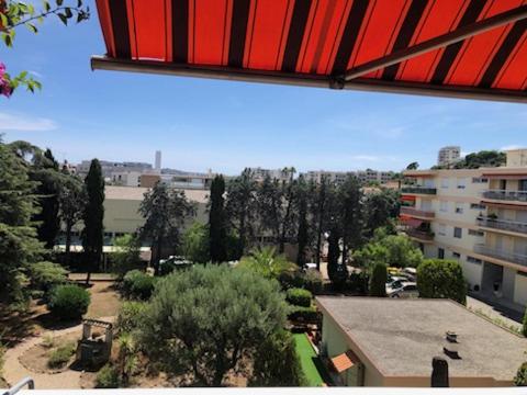 Coquet Studio Avec Grande Terrasse - last minute hotel in Antibes