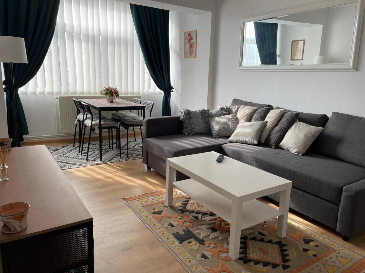 Apartament Cina — 4-Star Luxury Hotel in Husi, Romania