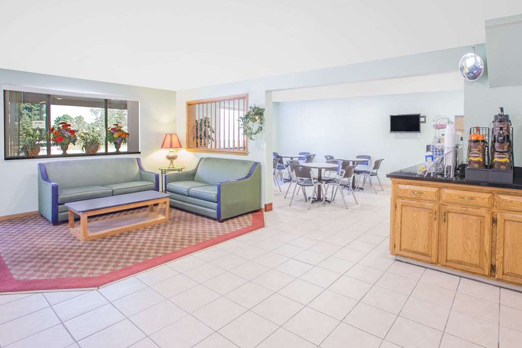 Super 8 by Wyndham Howe - photo 3