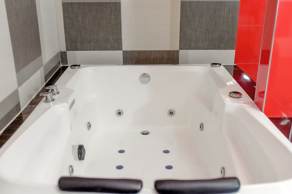 Jetted tub