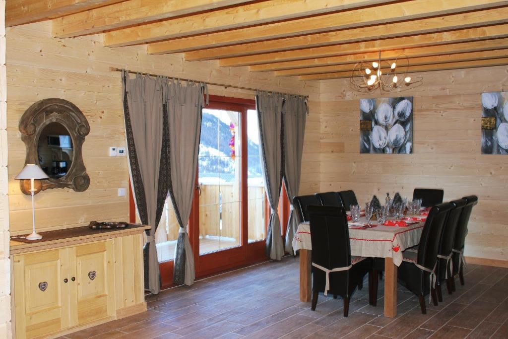 Chalets Legendes D’automne in Vars, France