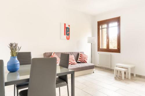 Appartamento Unico a Bologna con 3 Camere e Parcheggio Gratuito — 4-Star Luxury Hotel in Bologna, Italy