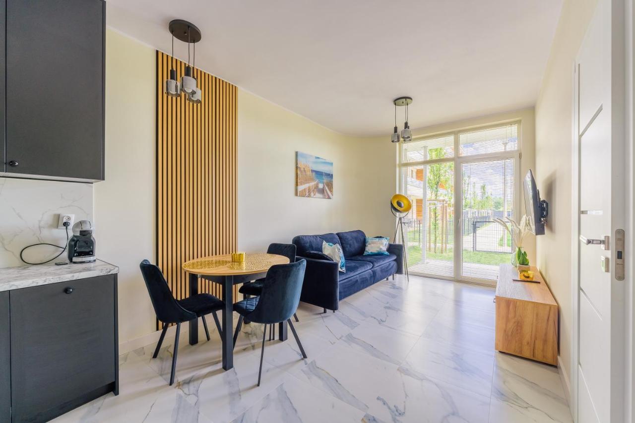 Apartament Messa Black Z Basenem Letnim by Holidaysun in Ustronie Morskie, Poland