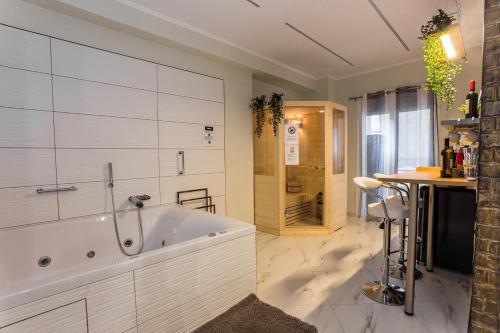 Romantic Deluxe Svite Wise Jacuzzi And Sauna — 4-Star Luxury Hotel in Athens, Greece