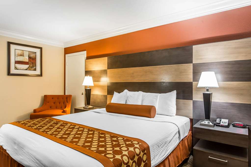 Rodeway Inn & Suites Canyon Lake Menifee West - photo 21