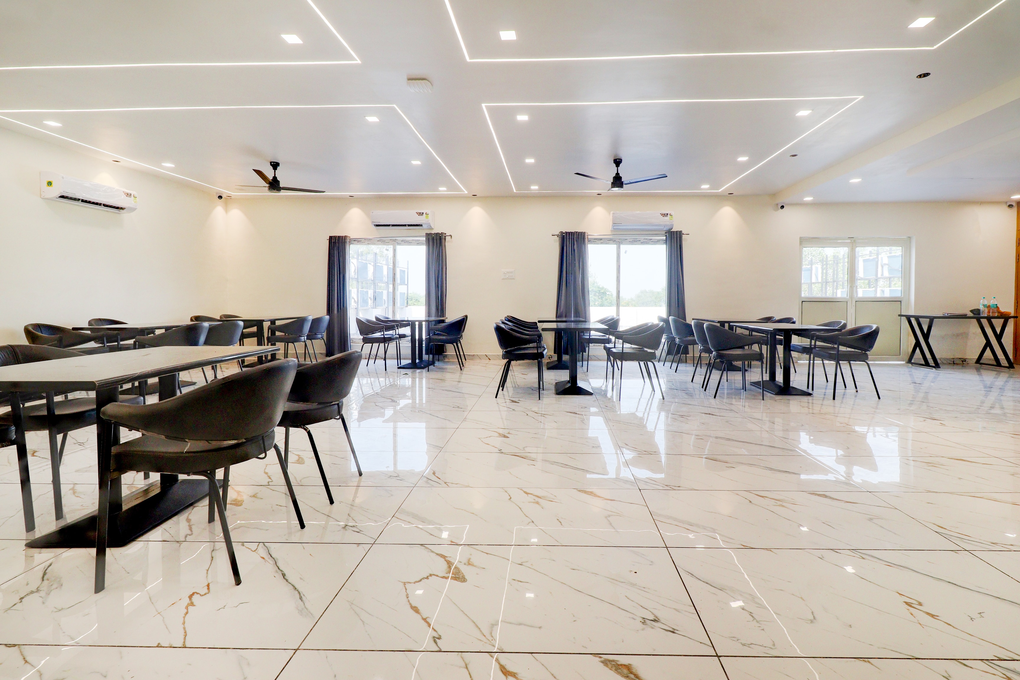 Super Townhouse Oak Army Aviation Base Jhansi — 4-Star Luxury Hotel in Jhansi, India