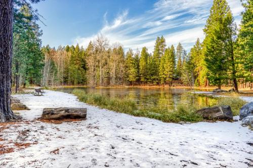 Black Butte Manor Bordering Forest in Sisters, United States