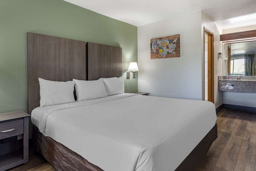 Econo Lodge Portland Airport - photo 20