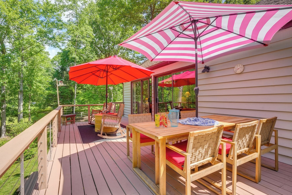 Mtn and Lake Views Serene Wintergreen Resort Escape — hotel in Nellysford