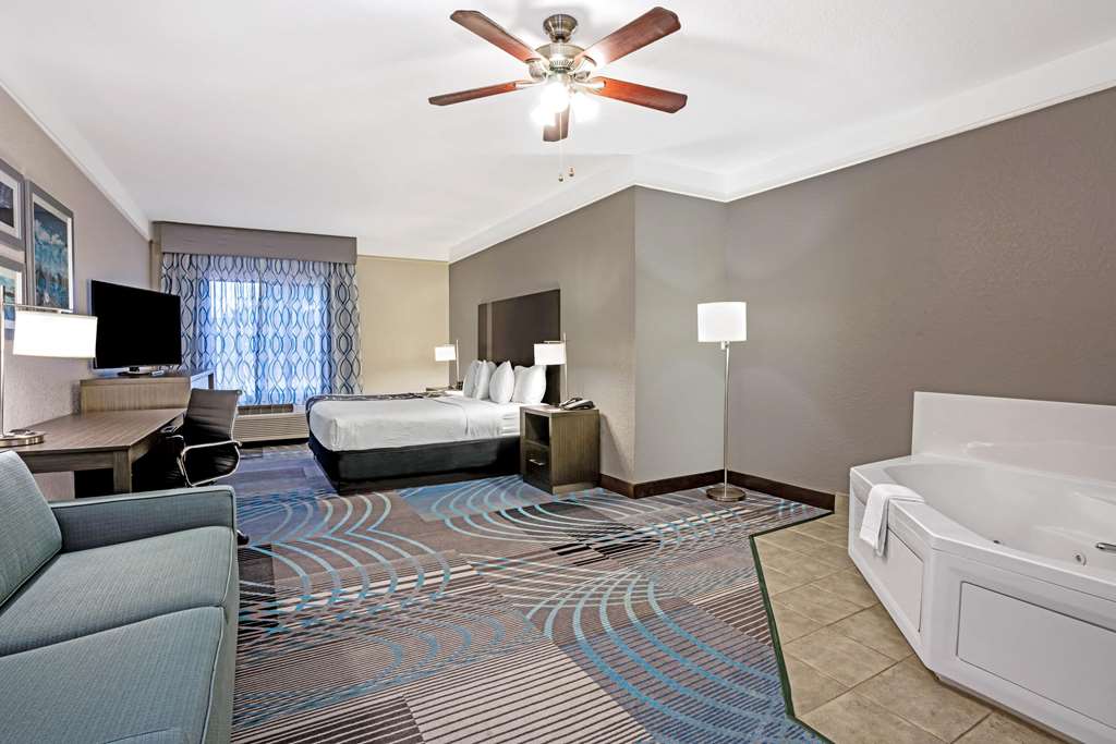 La Quinta Inn & Suites by Wyndham Conroe - photo 23