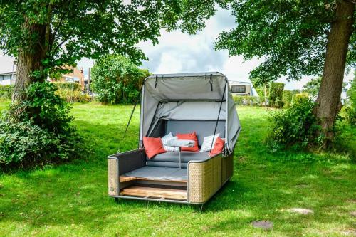 Outdoor Lounge am Belauer See mit Seezugang - carbon neutral hotel in Unknown City