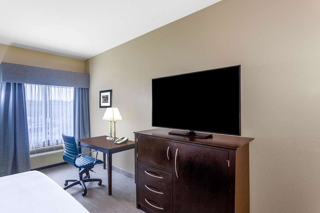 La Quinta Inn & Suites by Wyndham Sebring - photo 23