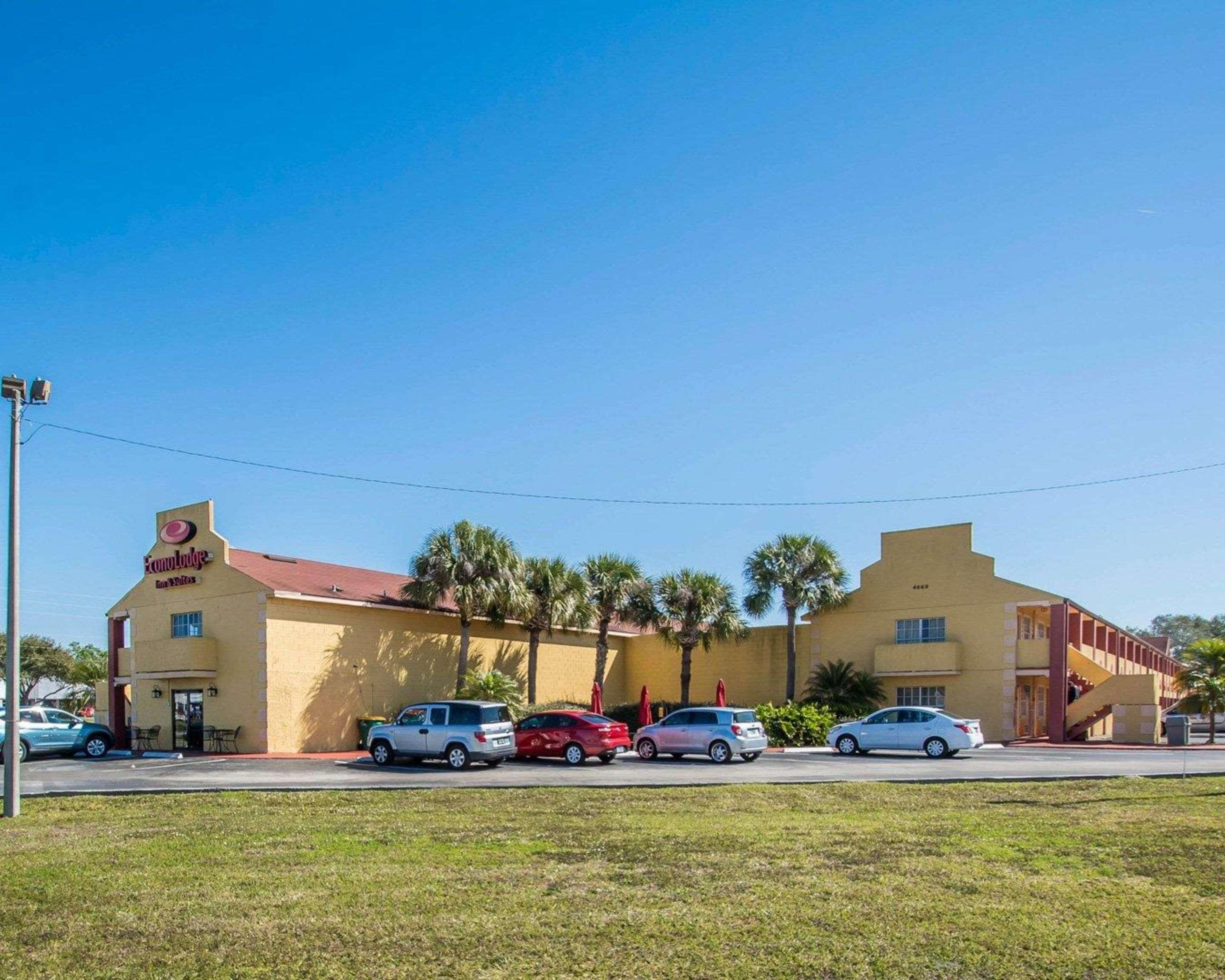 Econo Lodge Inn & Suites Maingate Central - photo 8