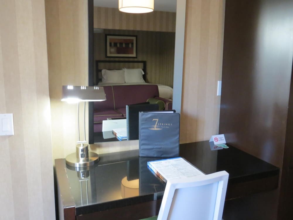 7 Springs Inn & Suites - photo 15