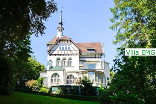 Luxus Ferienhaus Villa EMG Dortmund in Ennepetal nah Düsseldorf Köln mit Tennis Court Garten Kamin für Familien Gruppen bis 20 Personen — 4-Star Luxury Hotel in Ennepetal, Germany