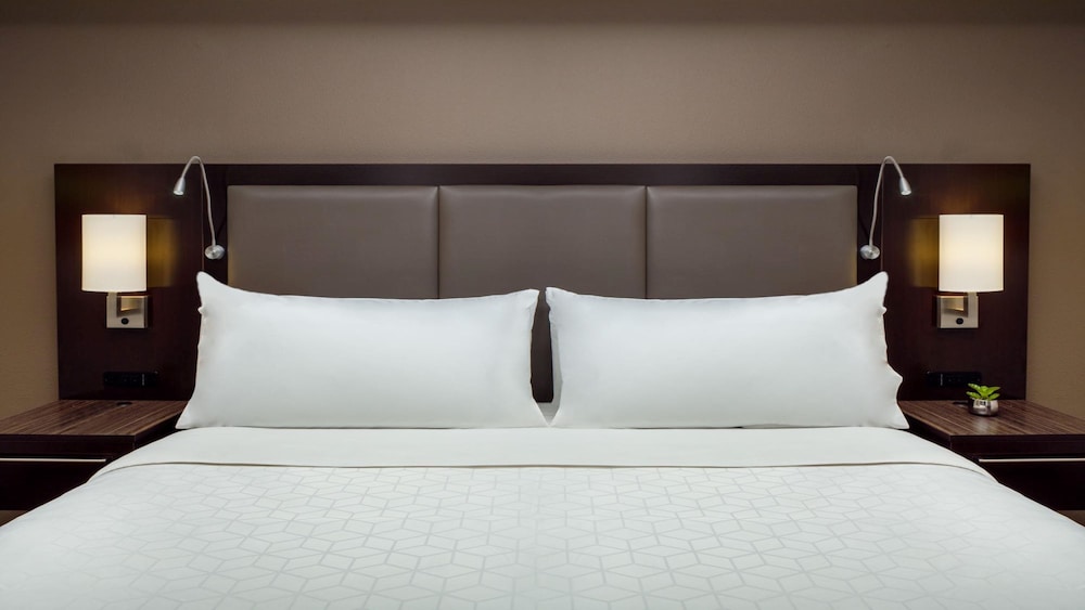 Holiday Inn & Suites Phoenix Airport North by IHG - photo 15