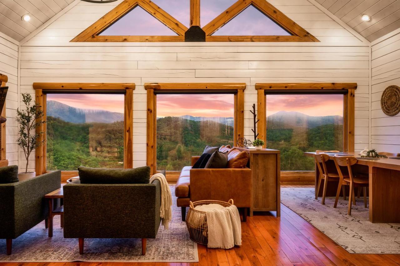 Million Dollar View Hot Tub 2 Master King Ensuite Game Room — 4-Star Luxury Hotel in Sevierville, United States