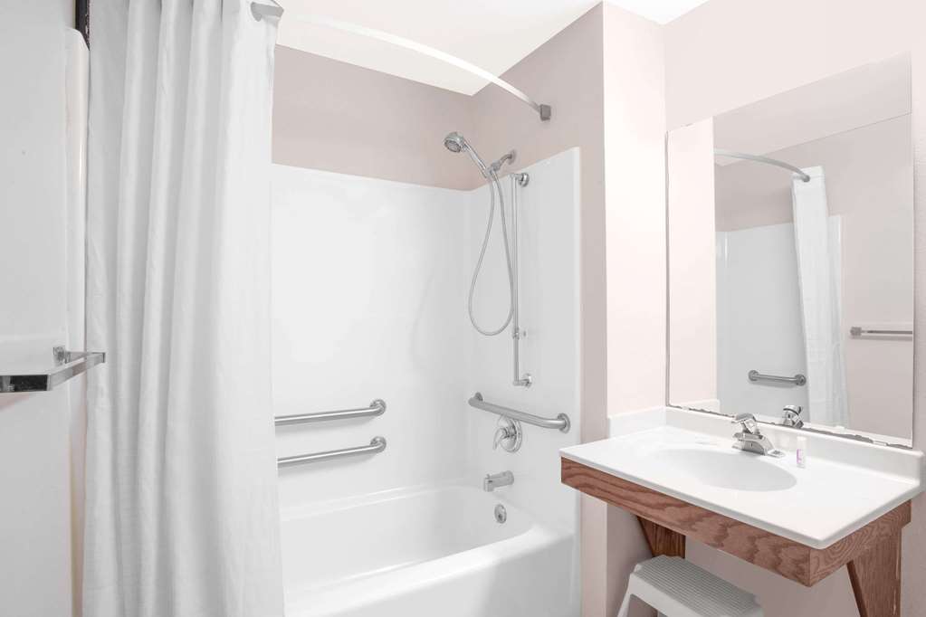 Days Inn by Wyndham Madison NE Windsor - photo 9