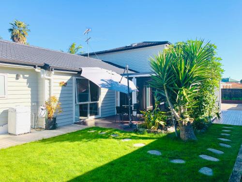 Private Guest Suite in Albany Rosedale Amazing Bed Netflix Private Garden — 4-Star Luxury Hotel in Auckland, New Zealand