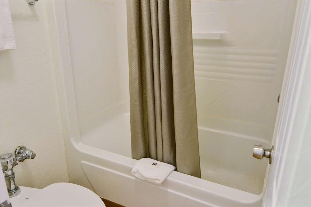 Travelodge By Wyndham Brattleboro Vt - photo 18