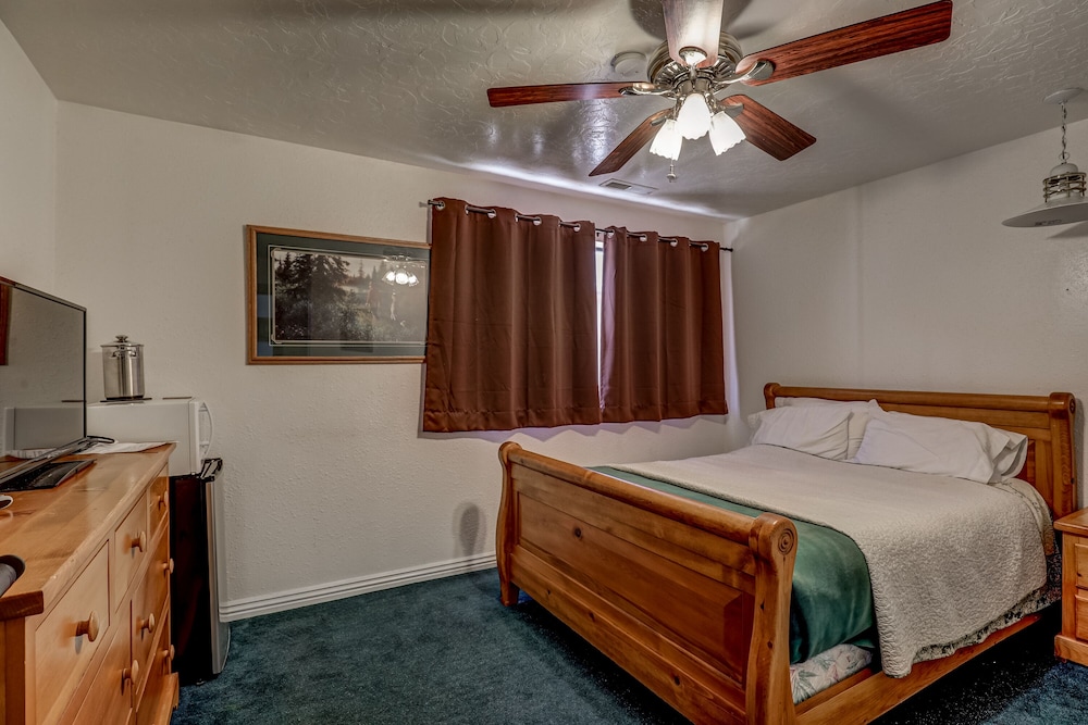 The Snuggle Inn - photo 7