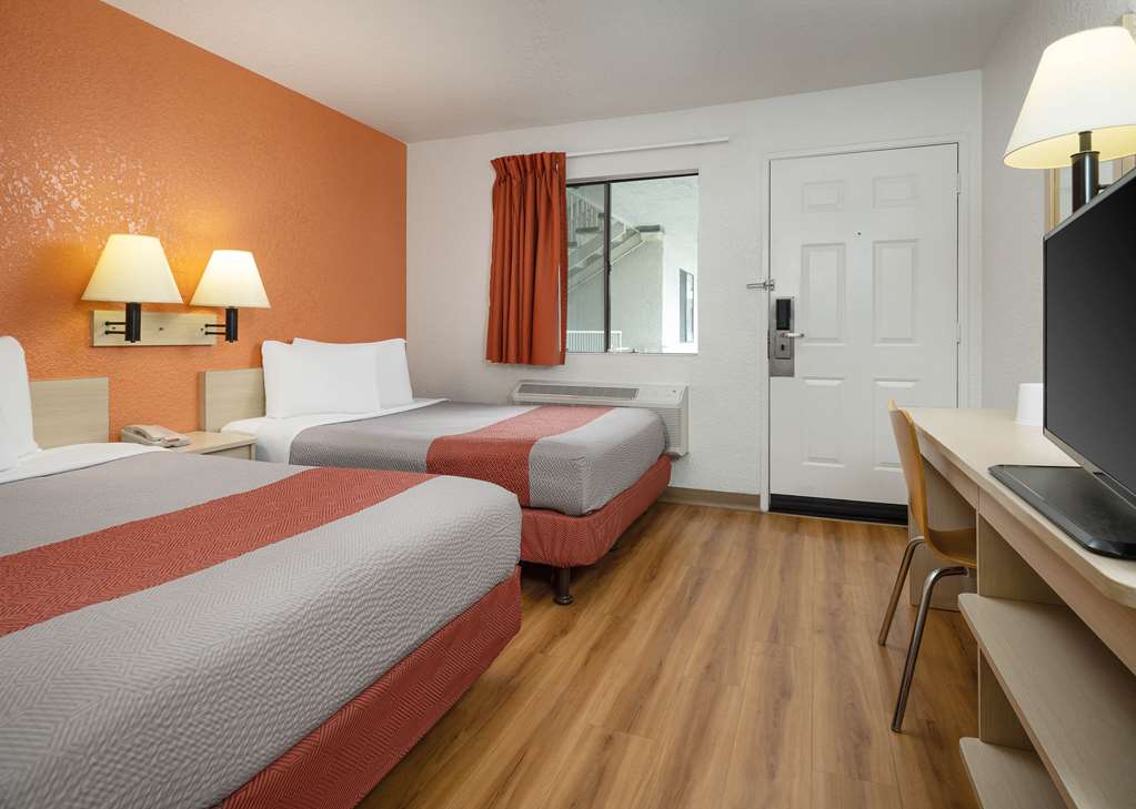 Motel 6 Buena Park CA Knotts Berry Farm Disneyland - photo 7