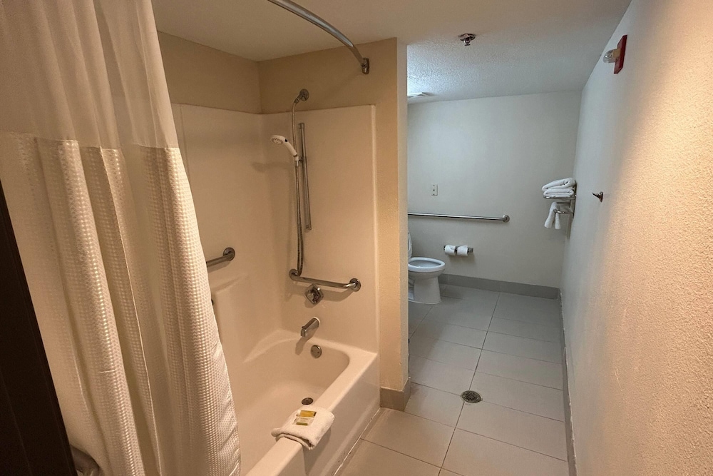 Travelodge by Wyndham Arlington Dallas Area - photo 29