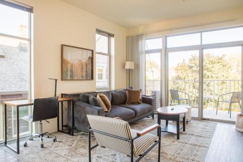 East Side Luxury 1BR Apt Near Brady and Fiserv with Balcony — 4-Star Luxury Hotel in Milwaukee, United States