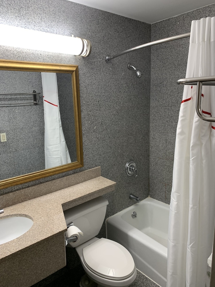 Red Roof Inn Copiague - photo 12