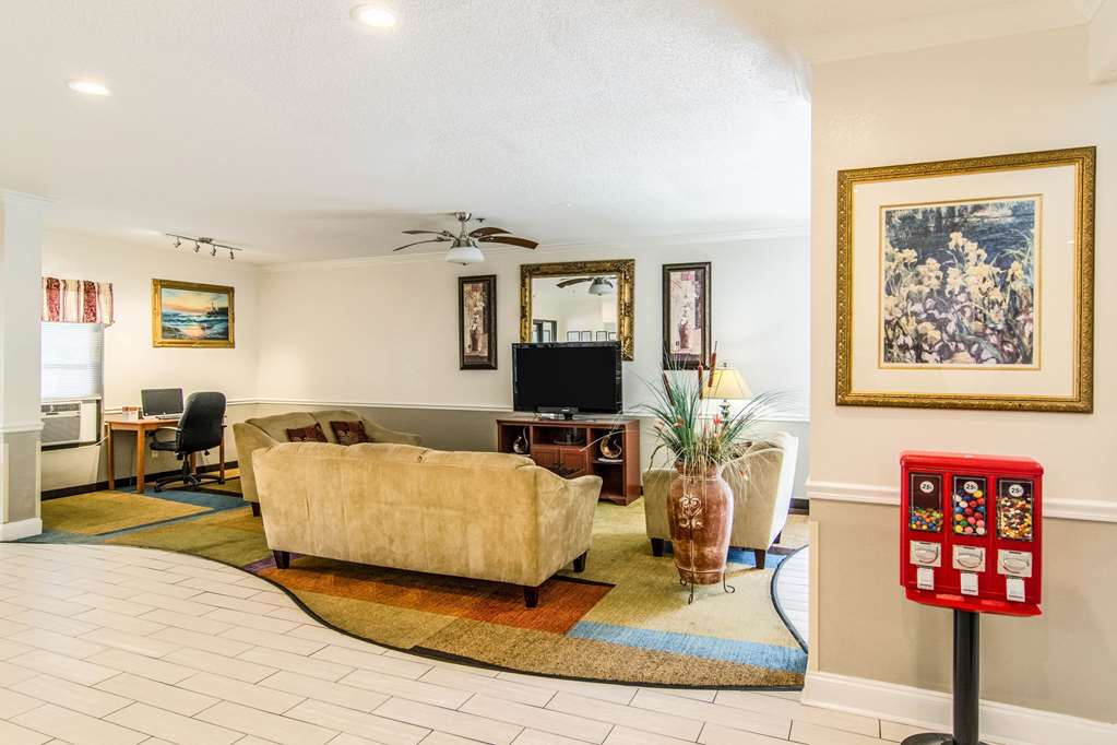 Econo Lodge Darien - photo 6