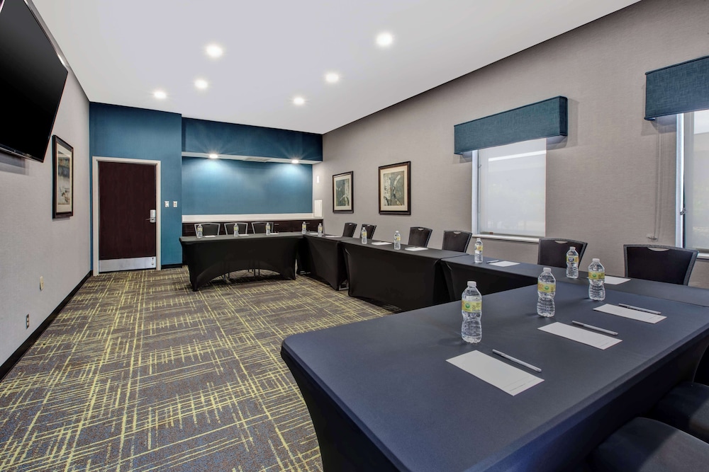 Hampton Inn & Suites Cleveland Airport Middleburg Heights - photo 57