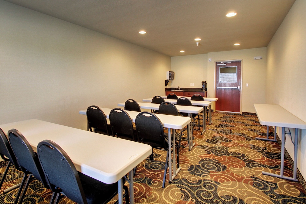Cobblestone Hotel & Suites Newton - photo 38