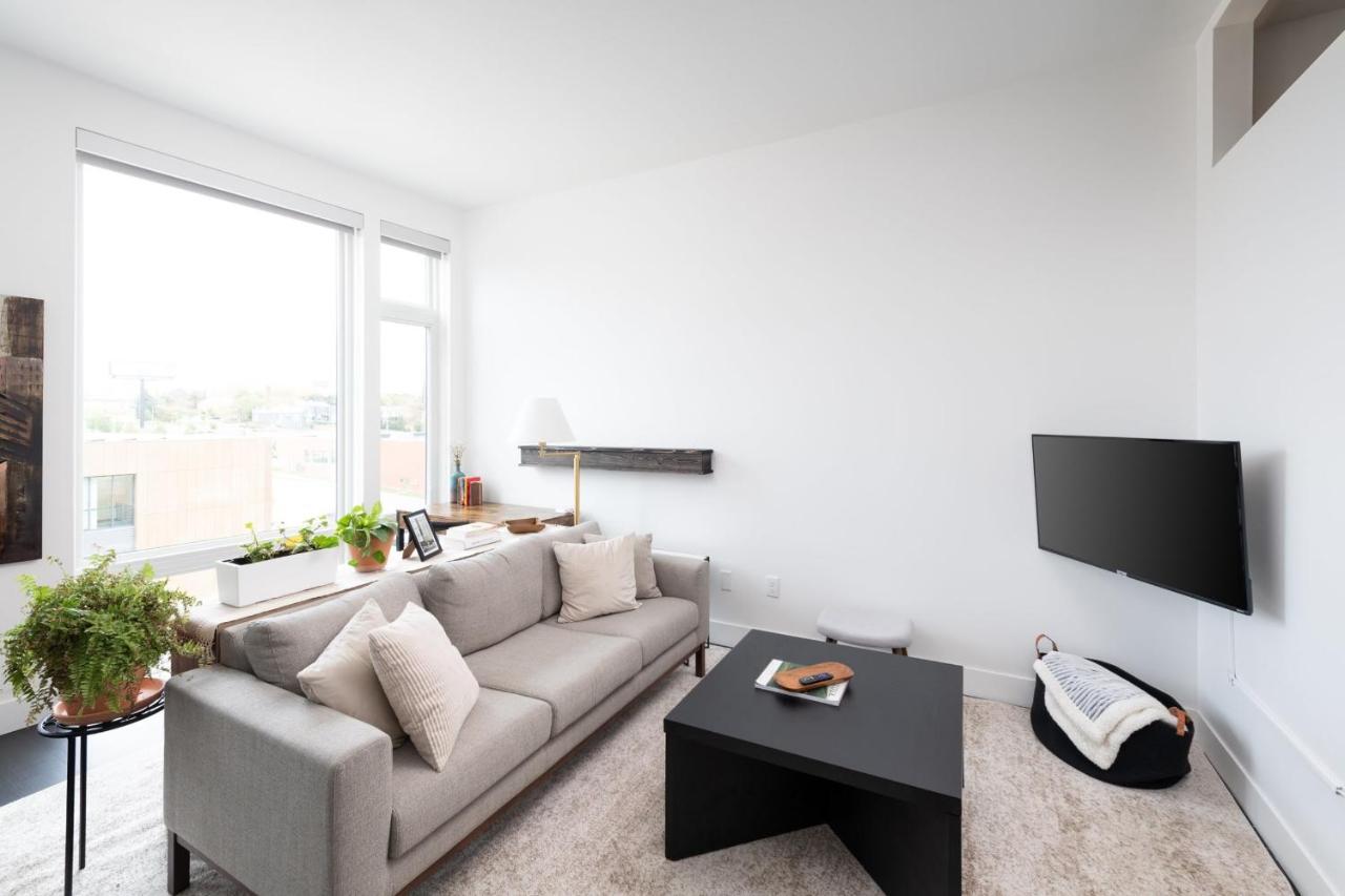 Modern 1BR Apt with Rooftop Gym and Parking — 4-Star Luxury Hotel in Milwaukee, United States